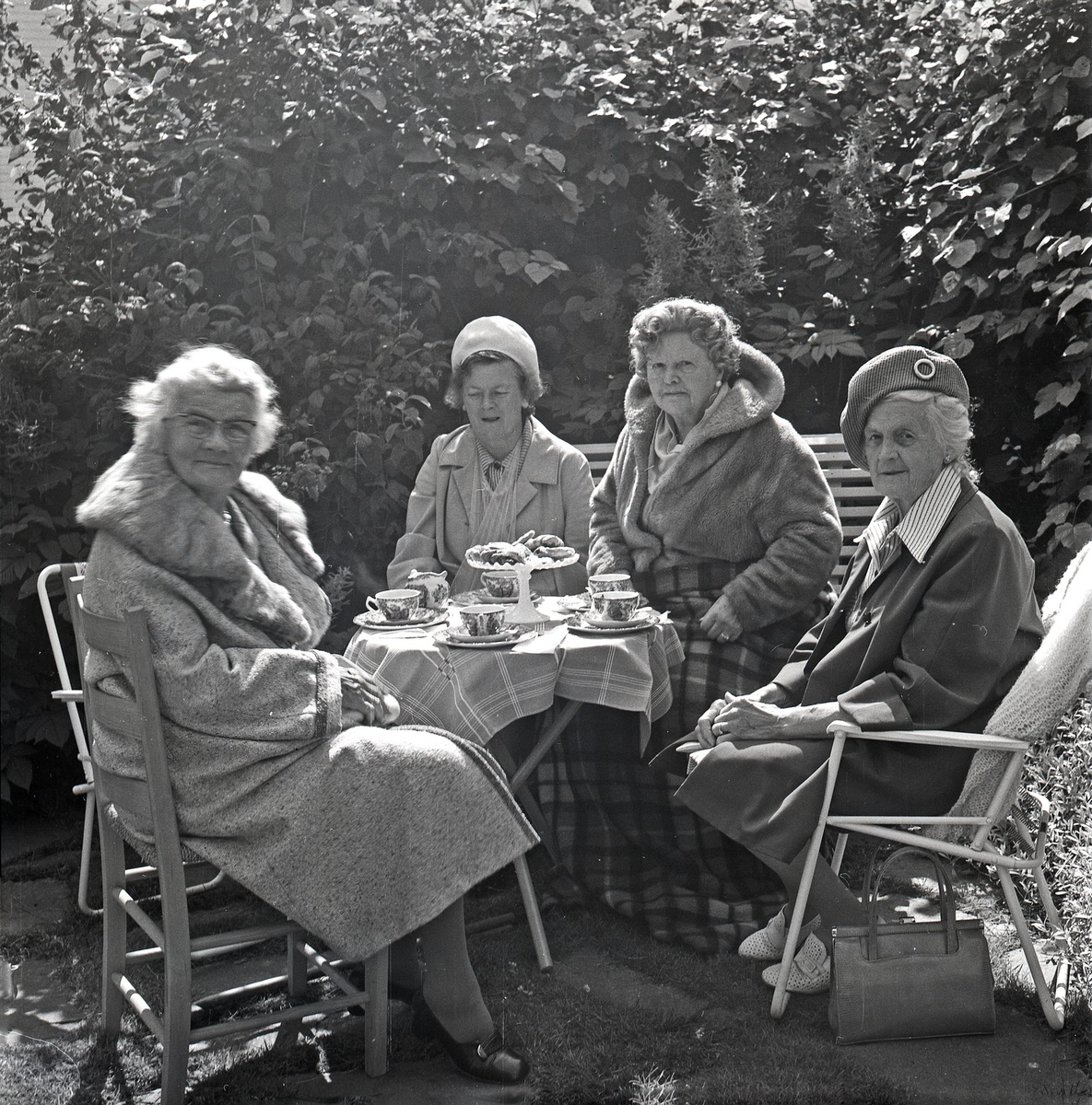 Vesteveien 35, Haugesund
4 damer, kaffe og kaker i hagen