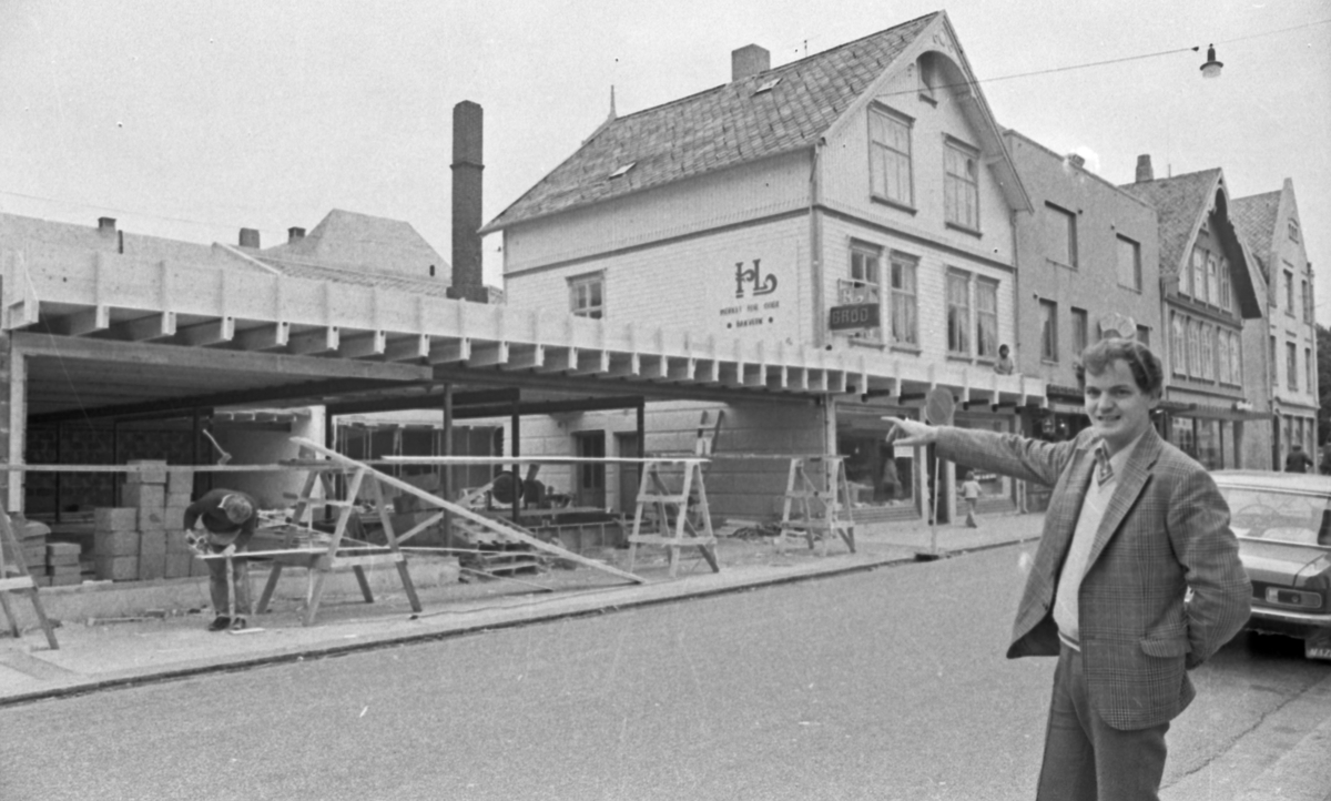 Byggearbeid hos Hauge & Lindås sør i Haraldsgata. Vi-Sør senteret. Fortauet sperret for trafikk. Geir Hauge foran butikken.