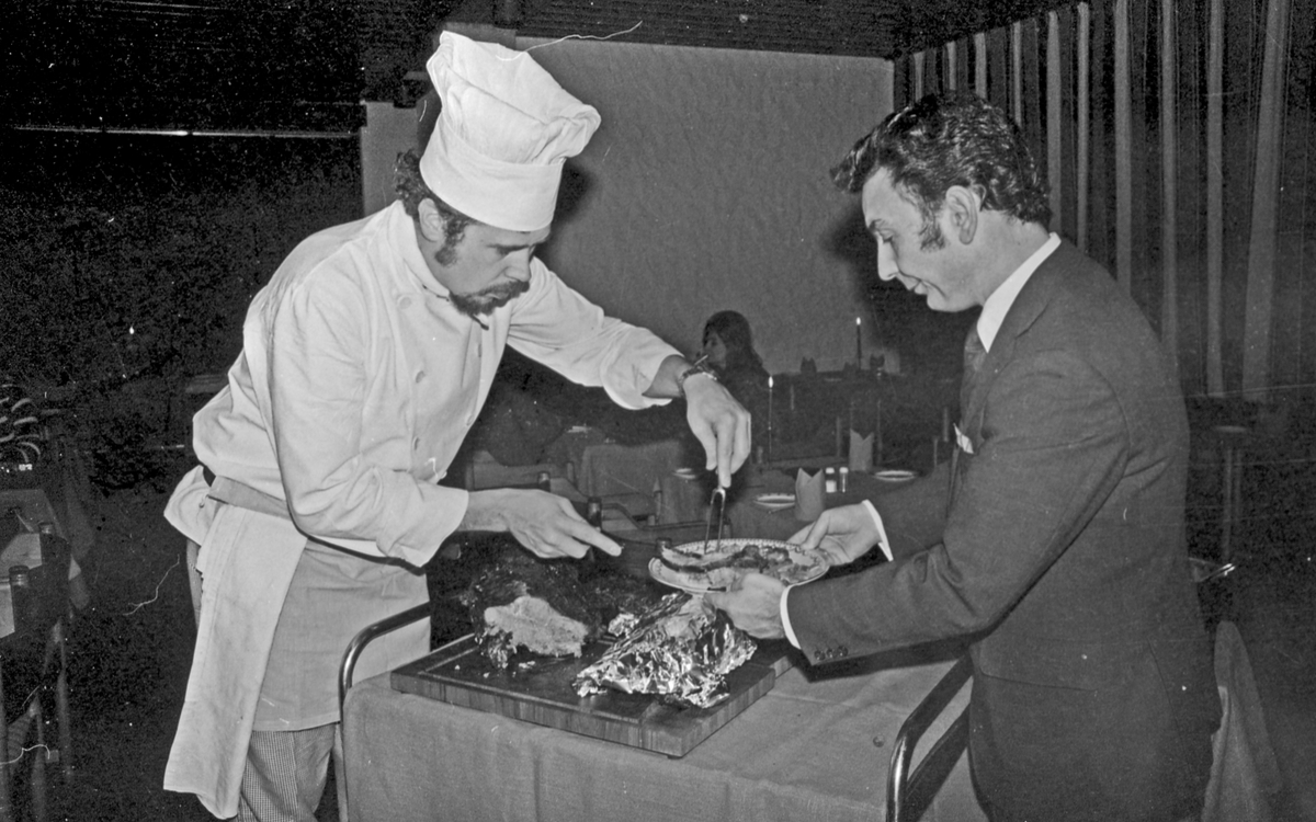 Mange smilende personer foran inngangspartiet på Park Hotel - tidligere Touring Motor Hotell. Kjøkkensjefen viser fram dessertutvalget. Kjøkkensjefen serverer middag for fornøyde gjester.