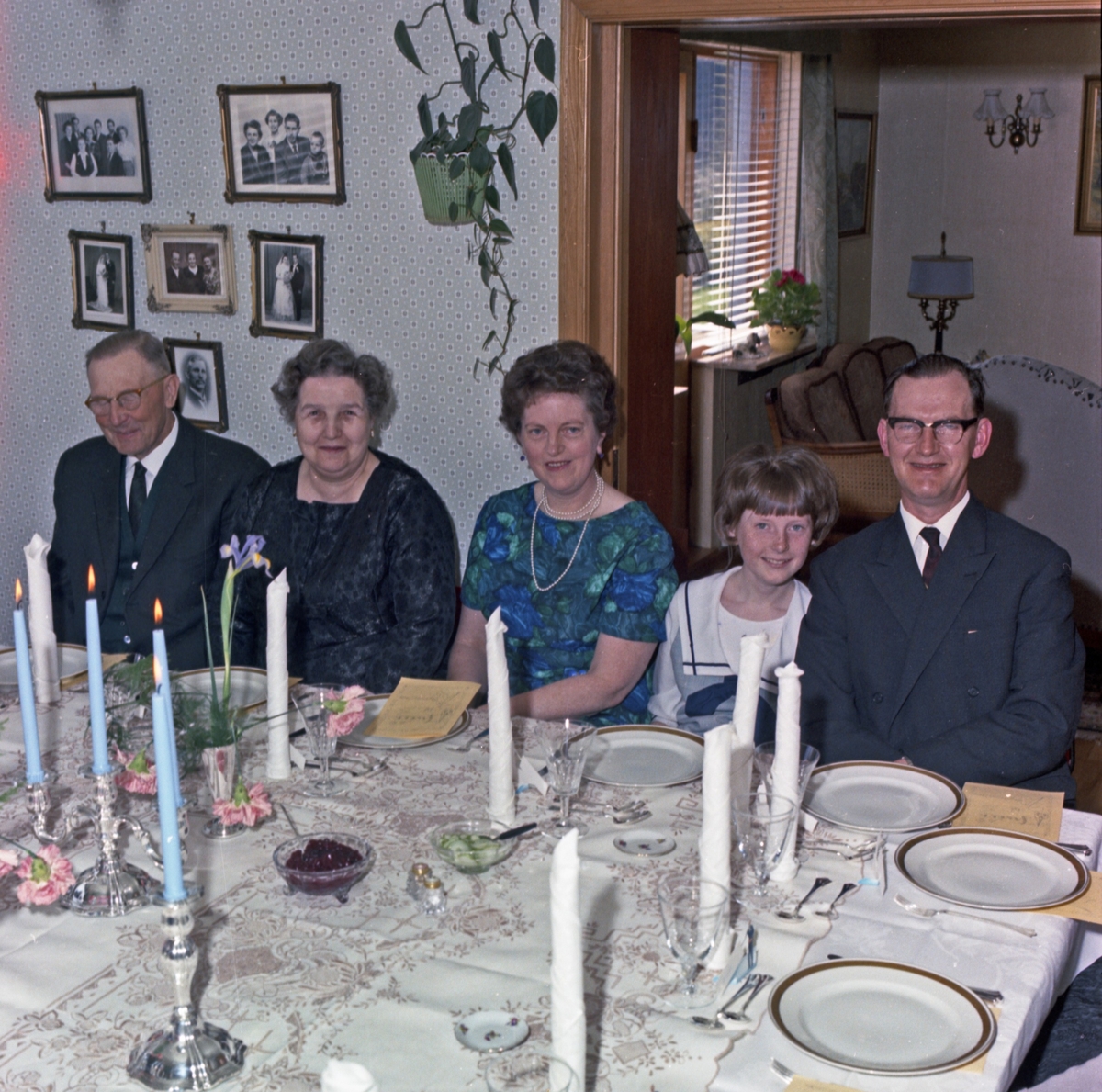 Portrett familieselskap, flere generasjoner samlet til feiring - bestiller Einar Walstrøm