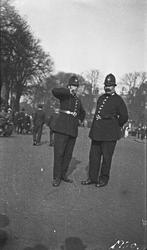 Politi. To "Bobbys" poserer for fotografen. Bildet tatt i en