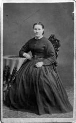 Portrett av Marthe Nilsdatter Komperød, F.1842 på gården Kom