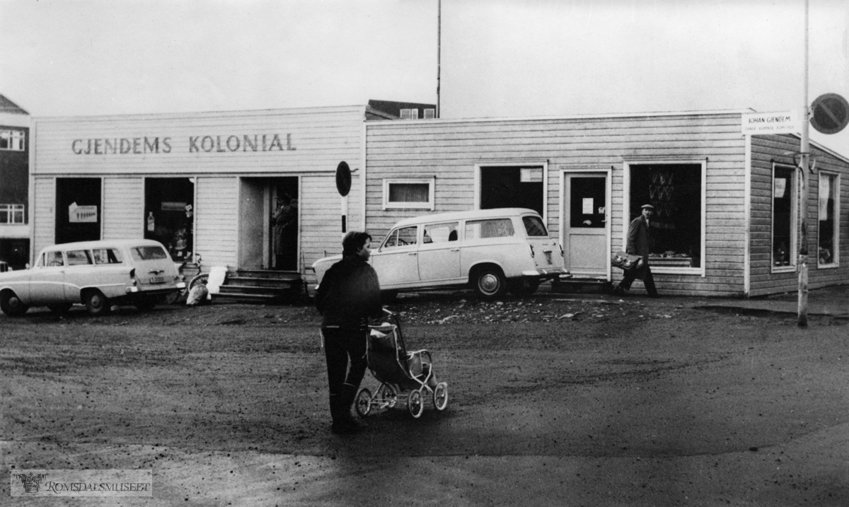 Gjendems kolonial øst for Trelastgården, Elvsaasgården..Brakka ble flyttet over gata fra Romsdalsgata 1.
