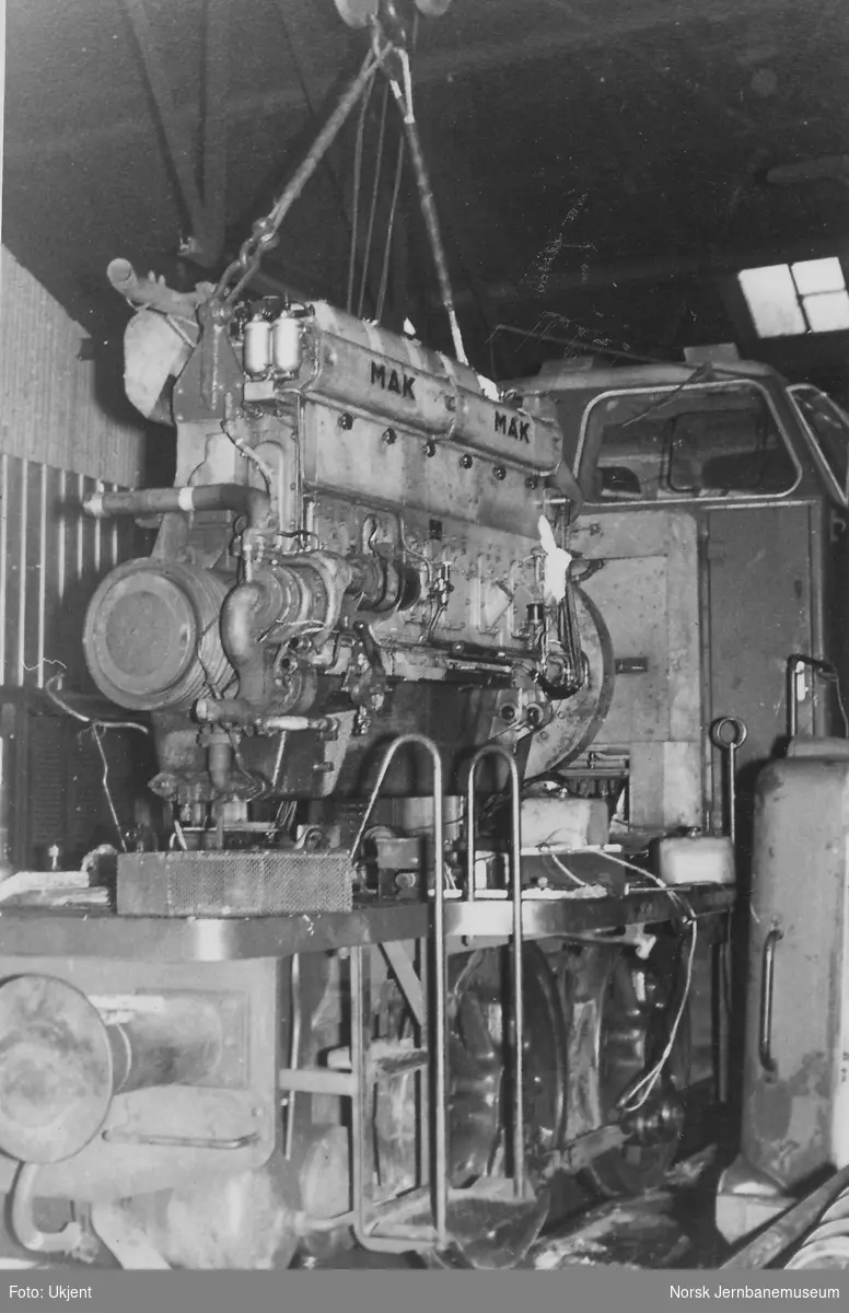 Diesellokomotiv Di 2 803 - utløfting av MaK-motor og innsetting av BMV LT5-motor