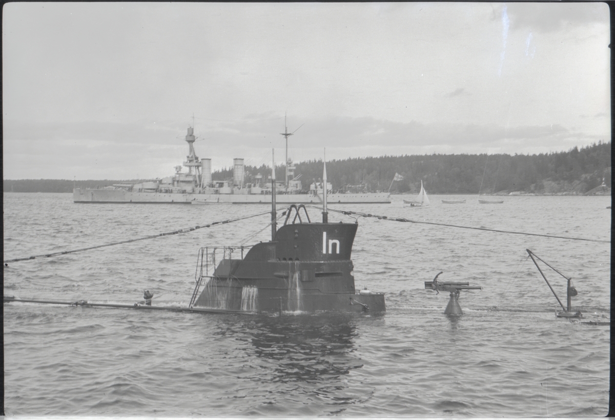 Ubåten ILLERN med pansarskeppet DROTTNING VICTORIA i bakgrunden på Baggensfjärden under Örlogsflottans Ungdomsdag 8 september 1929.