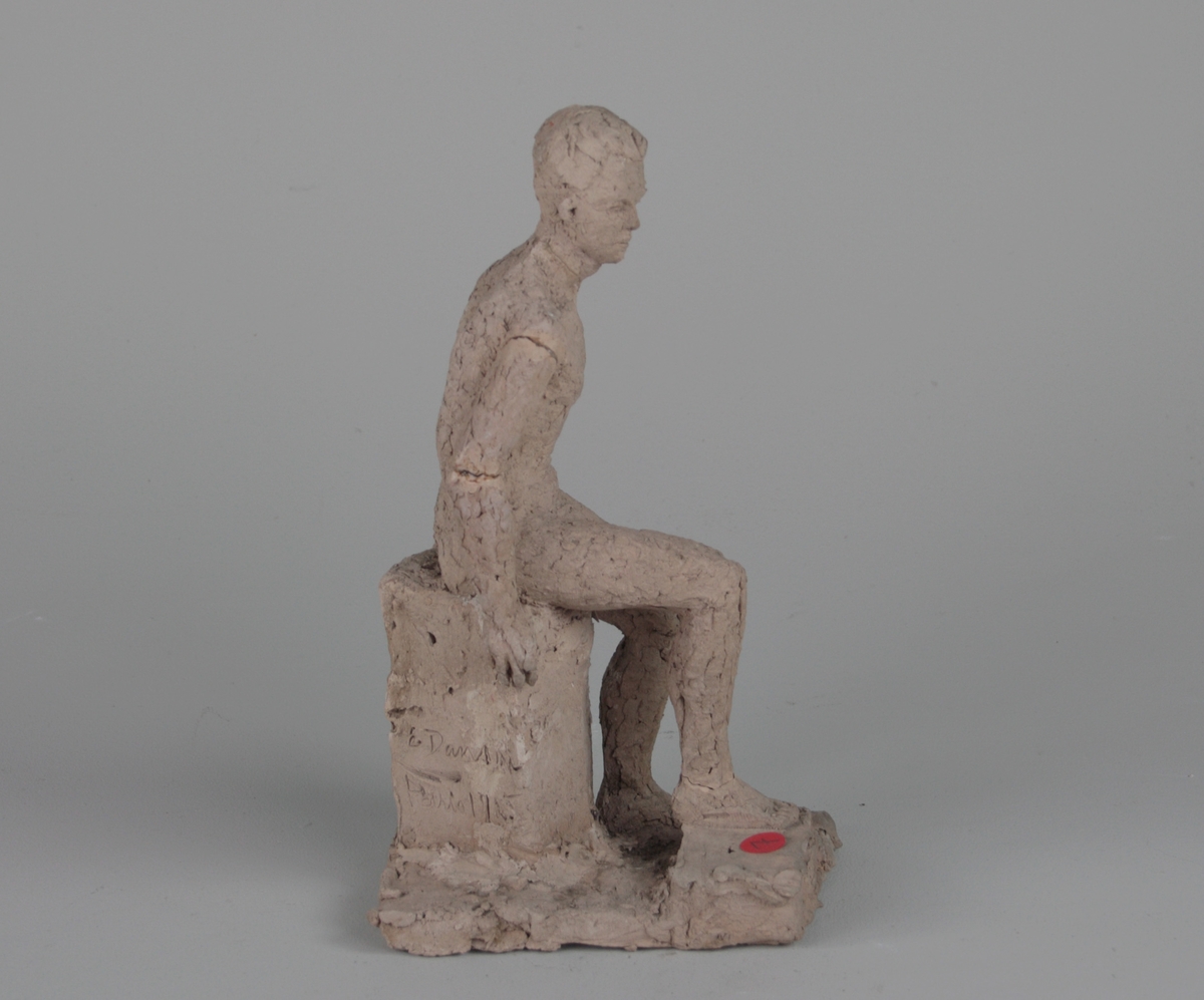 Sittande man [Skulptur]