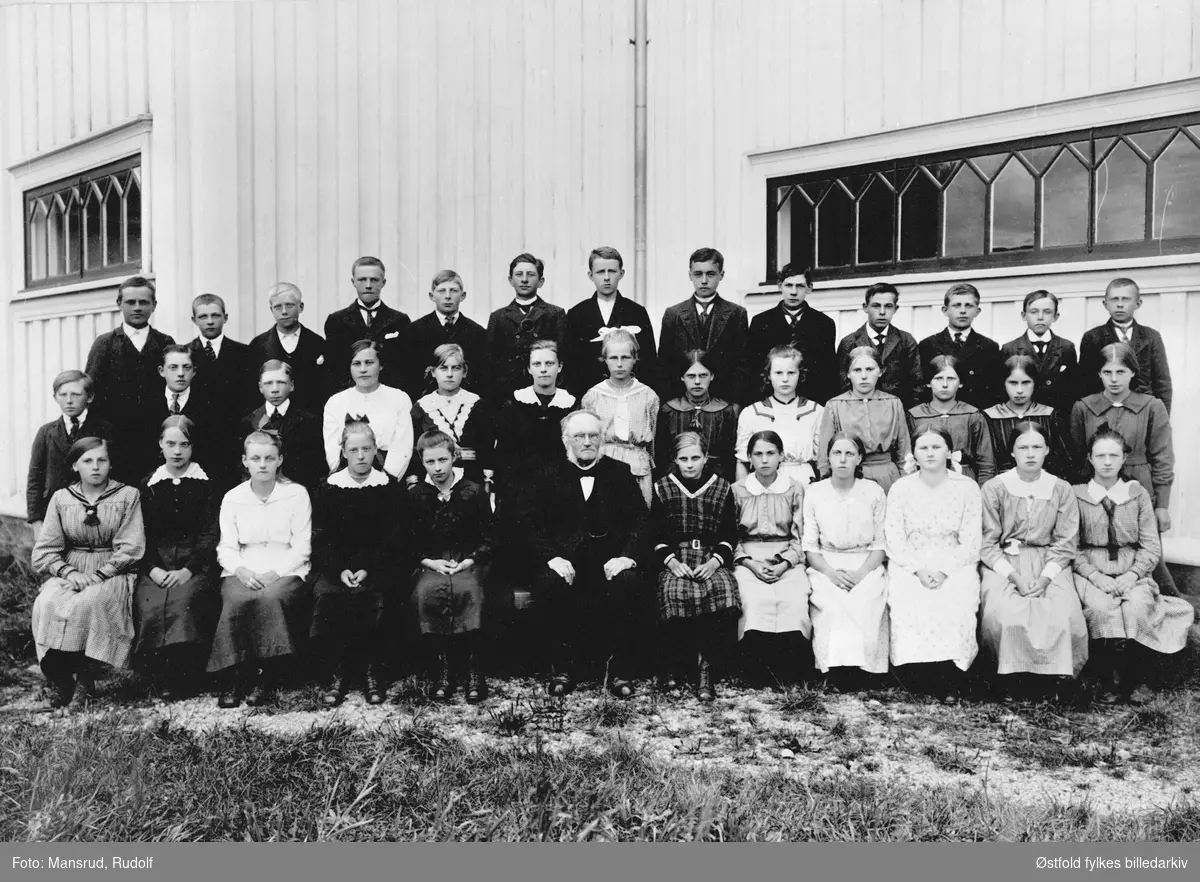 Konfirmanter i Båstad, Trøgstad 1918. En av konfirmantene ...