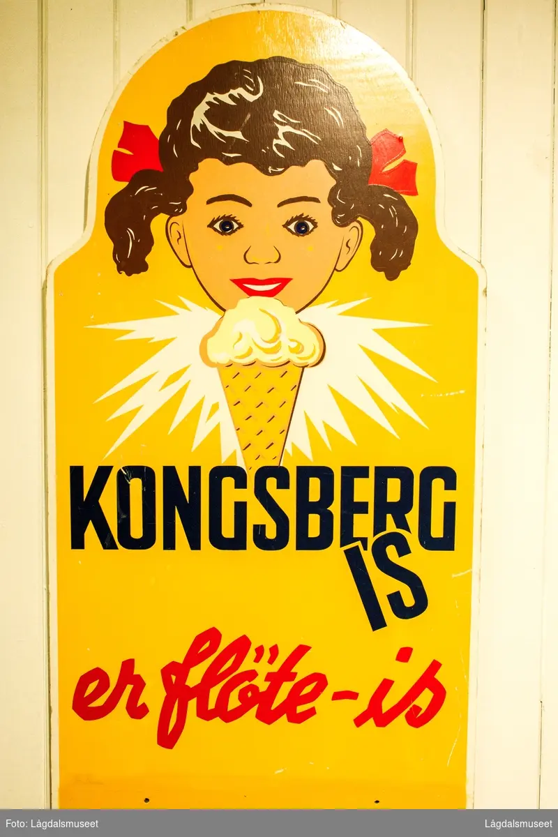 Reklameskilt i tre for Kongsberg Is, brukt i Opdahl Landhandleri i Lyngdal omring 1960.