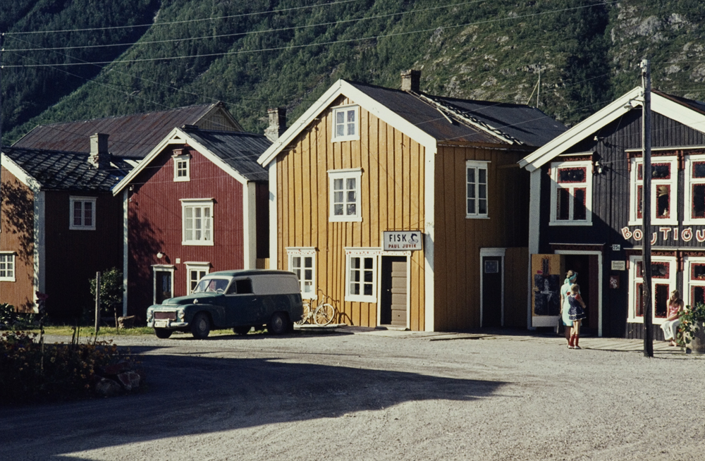 Brygger i Nergato, Sjøgata. Fra venstre: Sjøgata 29d, 25e, 25d og 25c. Volvo Duett varebil utenfor 25d Paul Juviks fiskeforretning.