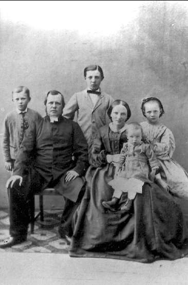 Garnisonspastorn vid Carlsborg 1855 - 1870, Johan Peter Lundberg, hans hustru Mathilda Charlotta Leffler samt barnen Gustaf, Robert, Anna och Ernst.