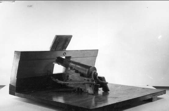 Kanonmodell, styckelåda modell av trä, beslagen med kanon av järn, 24-pundig. Kapten Malmstens modell. Marinmuseet.