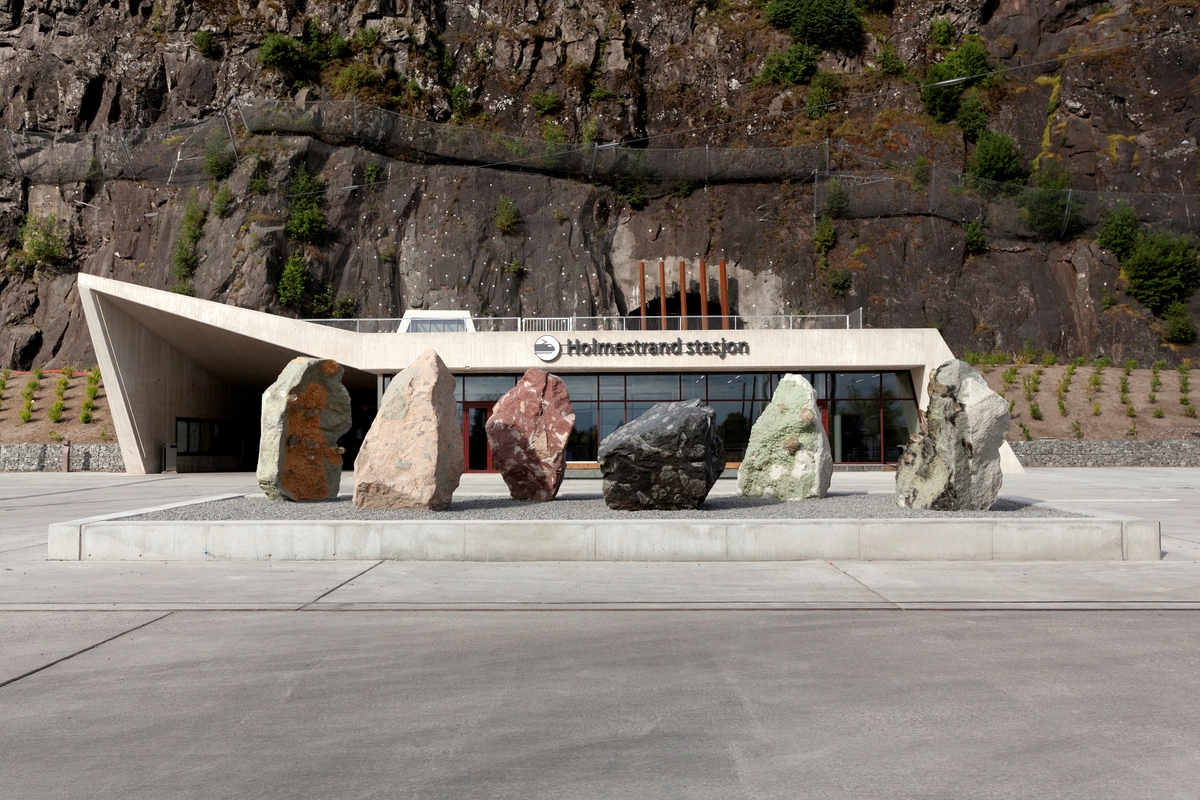 Mineraler og bergarter som er funnet på stedet og brukt i kunstverket:
Gul Limonitt (brunjernstein) med bergkrystall,
Rød Porfyr,
Grønn Prehnitt med kalkspat,
Hvit Porfyr,
Svart Porfyr,
Svart Epidot med bergkrystall