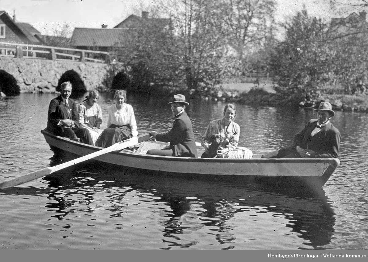 En grupp ungdomar i en roddbåt.