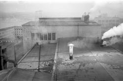 Piper og siloer på taket av B 103. Fra silotopp på taket.