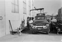 Godsrutebil på stasjon.