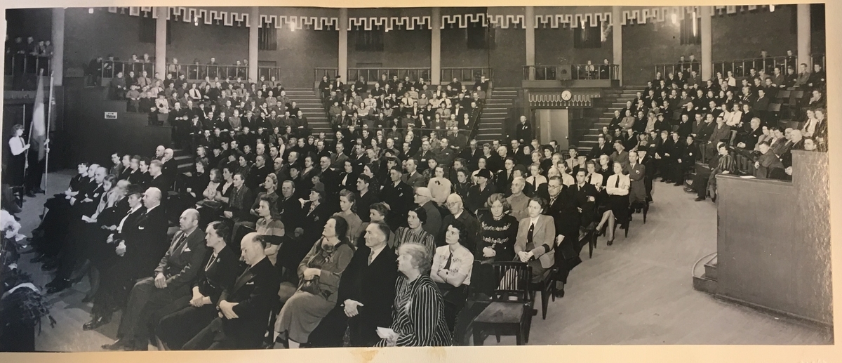 Politisk møte på Studentersamfundet i Trondheim under krigen. Noen av tilhørerne bærer hirduniform.