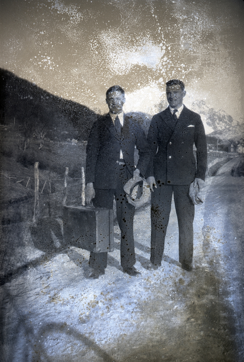 To menn i Sigerfjord i Sortland i 1932. Negativet har tydelig sølvspeil.