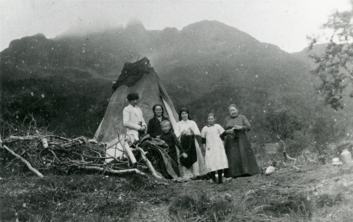 Samer i Hellfjorden i Bø i Vesterålen rundt 1914-1918. Samme bilde som MNSF0256-009.