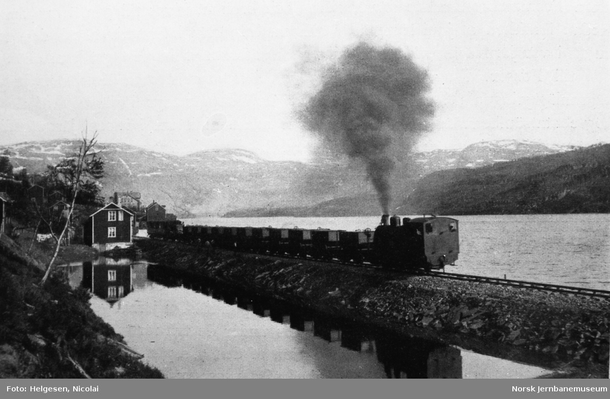 Damplokomotiv med tog forlater Sulitjelma på vei mot Sjønstå