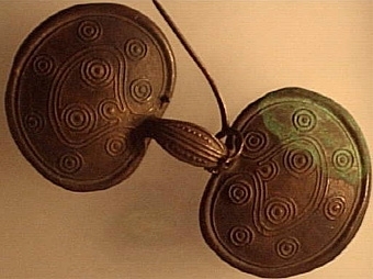 Kopia av bronsfibula från bronsålderns period 5.