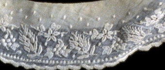 Enl liggare: Krage av vit brodyr, längd 39 cm, något defekt"


Neg.nr: 1988-03