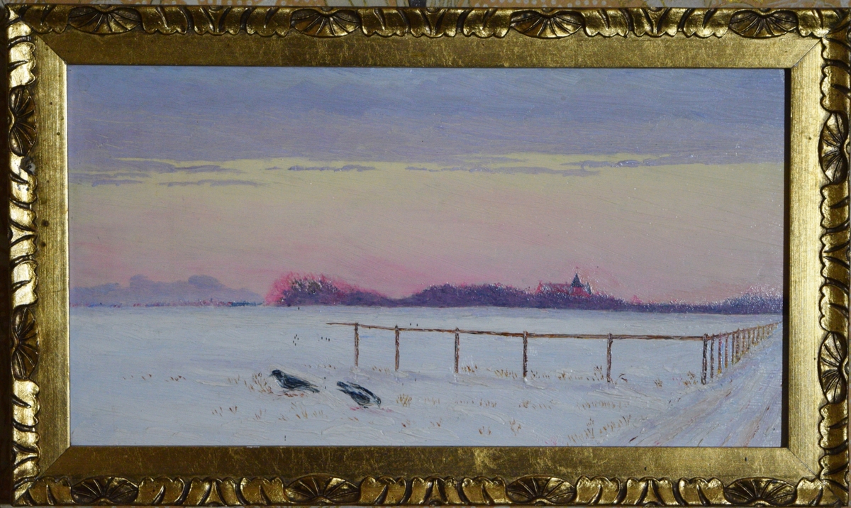 Flatt snølandskap med to fugler og et gjerde i forgrunnen. Bakskogholdt med kirke. Rosa/gul himmel (solnedgang eller soloppgang).