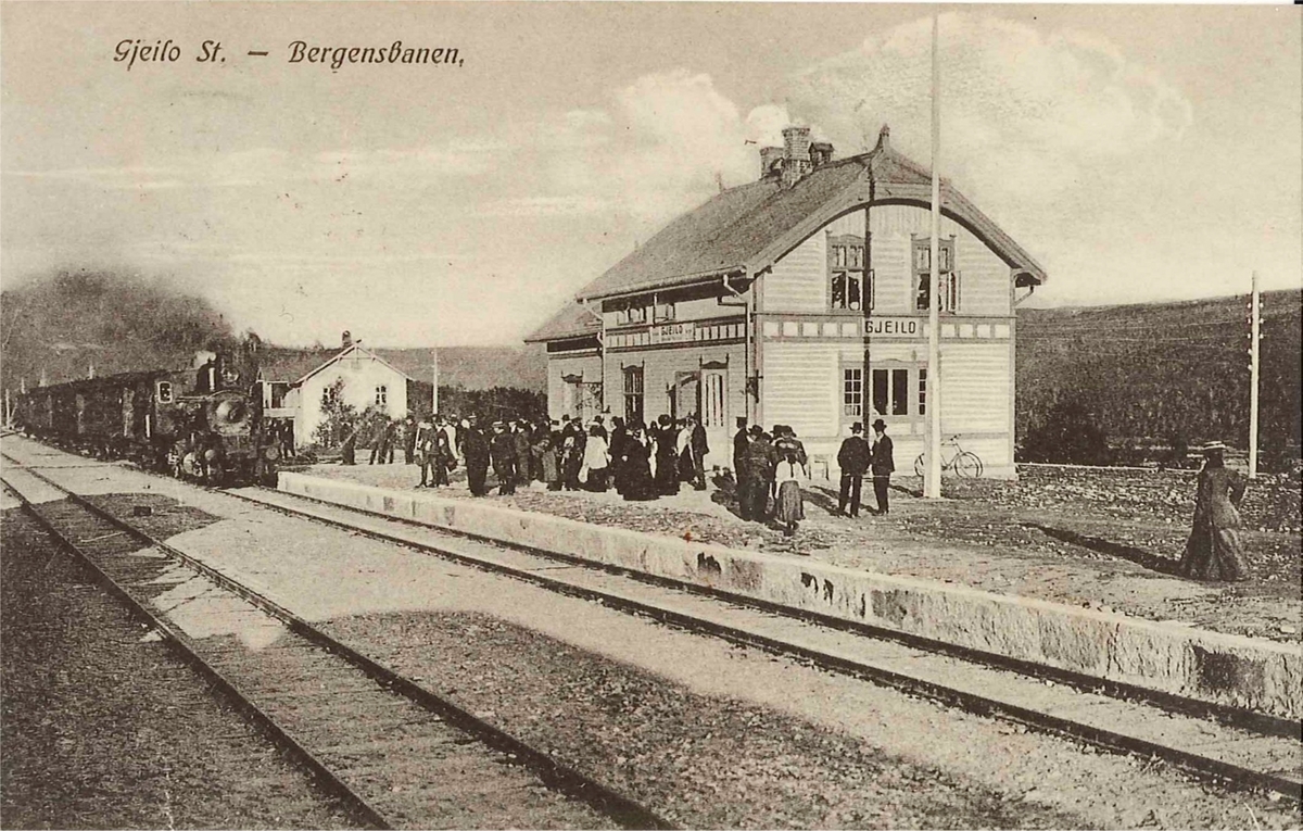 Geilo stasjon med reisende og tog retning Bergen i spor 1