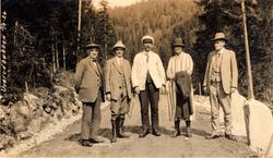 Tidligere vegdirektør Baalsrud med kone på befaring ved Solb