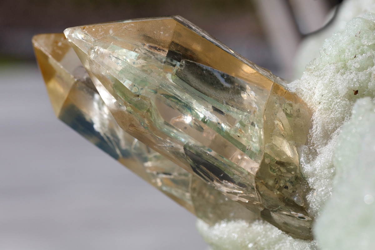 Mineraler og bergarter som er funnet på stedet og brukt i kunstverket:
Gul Limonitt (brunjernstein) med bergkrystall,
Rød Porfyr,
Grønn Prehnitt med kalkspat,
Hvit Porfyr,
Svart Porfyr,
Svart Epidot med bergkrystall