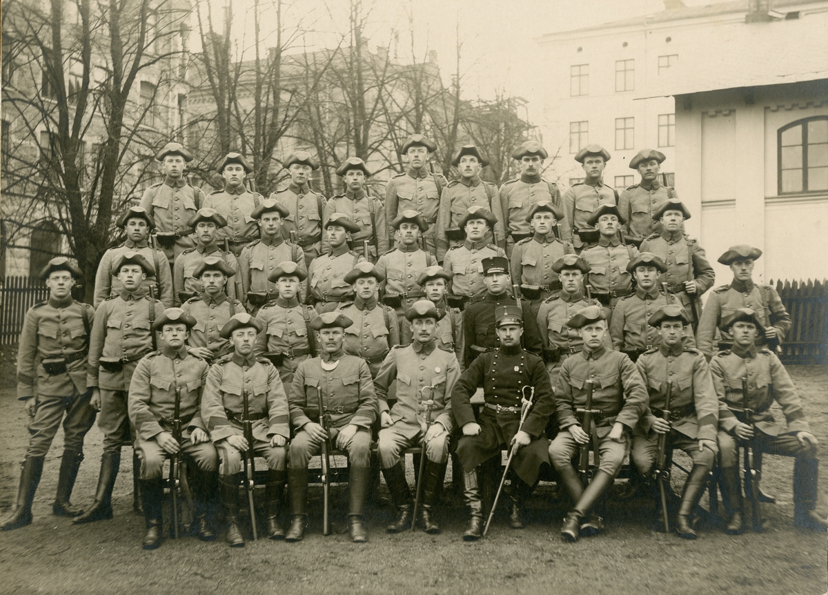 Grupporträtt av soldater och officerare vid Rekrytskolan, Positionsartilleriregementet A 9, 1913.