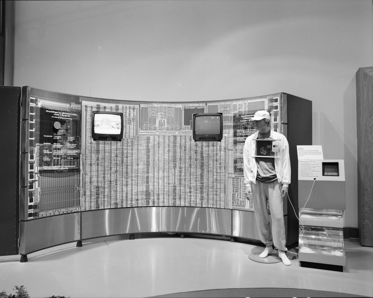 I samband med stt Ingenjörsvetenskapsakademin (IVA) anordnade en IT-festival den 21 oktober 1994, öppnades en utställning på Tekniska Museet under titeln "Industriell systemteknik". Besökaren kan med hjälp av en pekskärm ta reda på information om en pacemaker.