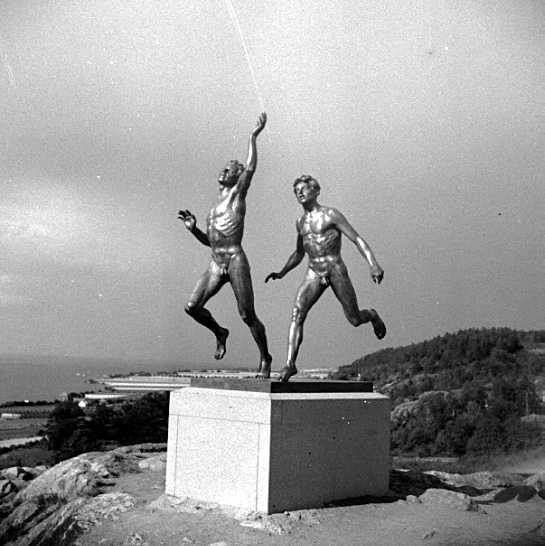 Svartvitt fotografi med statyn Löparna av Carl Eldh