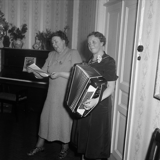 Margit Green, dragspel, och Anna Johansson, sång, underhåller. Skara, 9/4 1956.