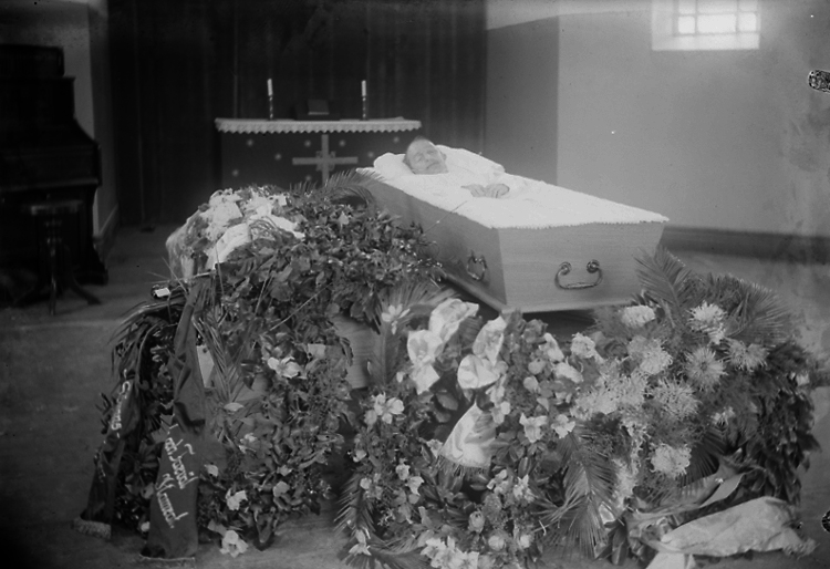 Tidaholmssamlingen.
Troligen Karl Albert Nero, Lermaden, Vättak som avled den 21 mars 1930.
Nämnde Alexander Nero avled 1939.