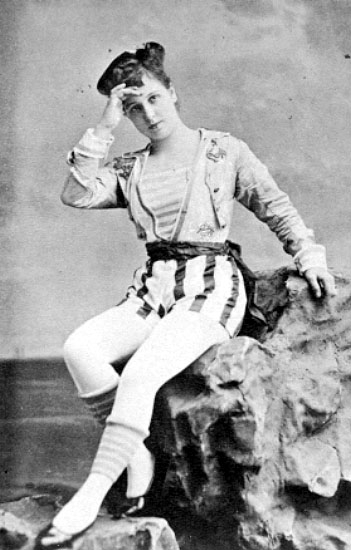 Fröken Anna H. Ch. Pettersson Norrie.

Norrie, Anna, f. Pettersson, 1860-1957, sångerska. N. gjorde tidigt succé som operettartist och blev genren trogen; ett ofta upprepat glansnummer var titelrollen i "Sköna Helena". Hon prövade även talroller, gjorde några filmroller, bl.a. hos Stiller, och drev under första världskriget egen kabaré i Köpenhamn.
http://www.ne.se/jsp/search/article.jsp?i_art_id=271827