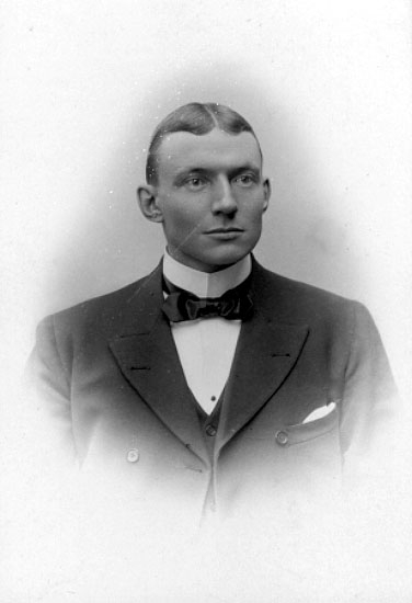 Magnus Leijer, född 1 december 1869, Ulricehamn (enligt Skara högre allm.  läroverks lärjungar), Varnhem (enligt geni.