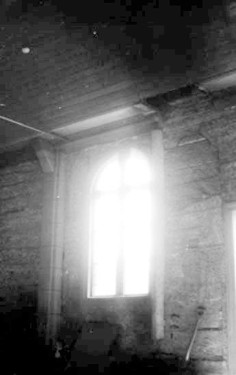 Den tornlösa träkyrkan med tresidigt kor och valmtak byggdes 1696 och ersatte en medeltida träkyrka, vars stensakristia är bevarad. I denna finns fragment av kalkmålningar från 1400-talet. Altaruppsatsen tillkom 1716, predikstolen är samtida. Bland medeltida träskulptur märks en madonna från ca 1200 och ett triumfkrucifix från 1200-talet.
http://www.ne.se/jsp/search/article.jsp?i_art_id=230383