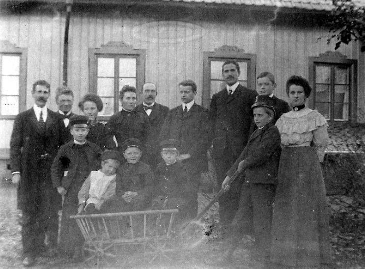 Skräddarmästare Carl G. Petterssons samling, Törestorp, Daretorp. Fotona är från slutet av 1800-talet till början av 1900-talet.