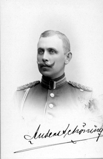 Karl Anders Axel Schönning, född i Söderhamn 6.2.1866. 
Överste i Armén.