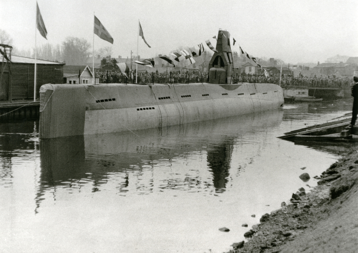 Ubåten Hajen III vid sjösättning i Malmö, 1954.