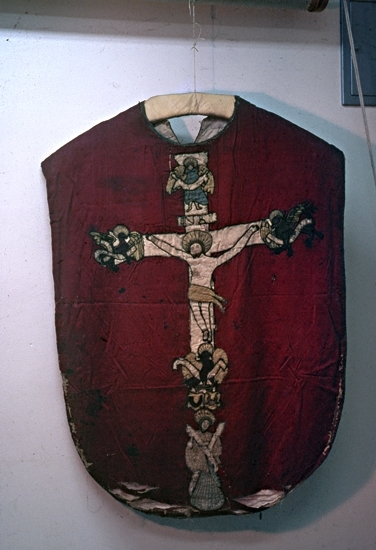 Kristi korsfästelse avbildad på mässhaken.

Nu deponerad i Västergötlands museums samlingar.
Inv.nr. 12.108.