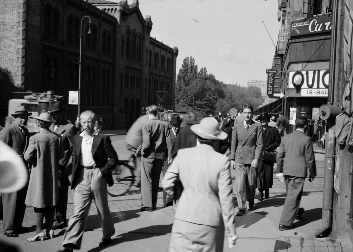 Folkeliv på hjørnet av Akersgata og Karl Johan