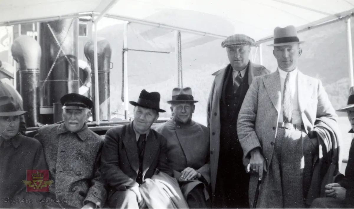 Nord-Norgetur 1937. Håndskrevet tekst til bildene: "Hr. Veidirektør Bålsrud, Oslo. Sender herved noen av de billeder, som blev tatt på Nord-Norgeturen 1937. Med hilsen K. Fonstad". Sannsynlig er disse bildene i tilknytning til et minnealbum med deltagere i veg- og jernbanekomiten i Troms, 1937.