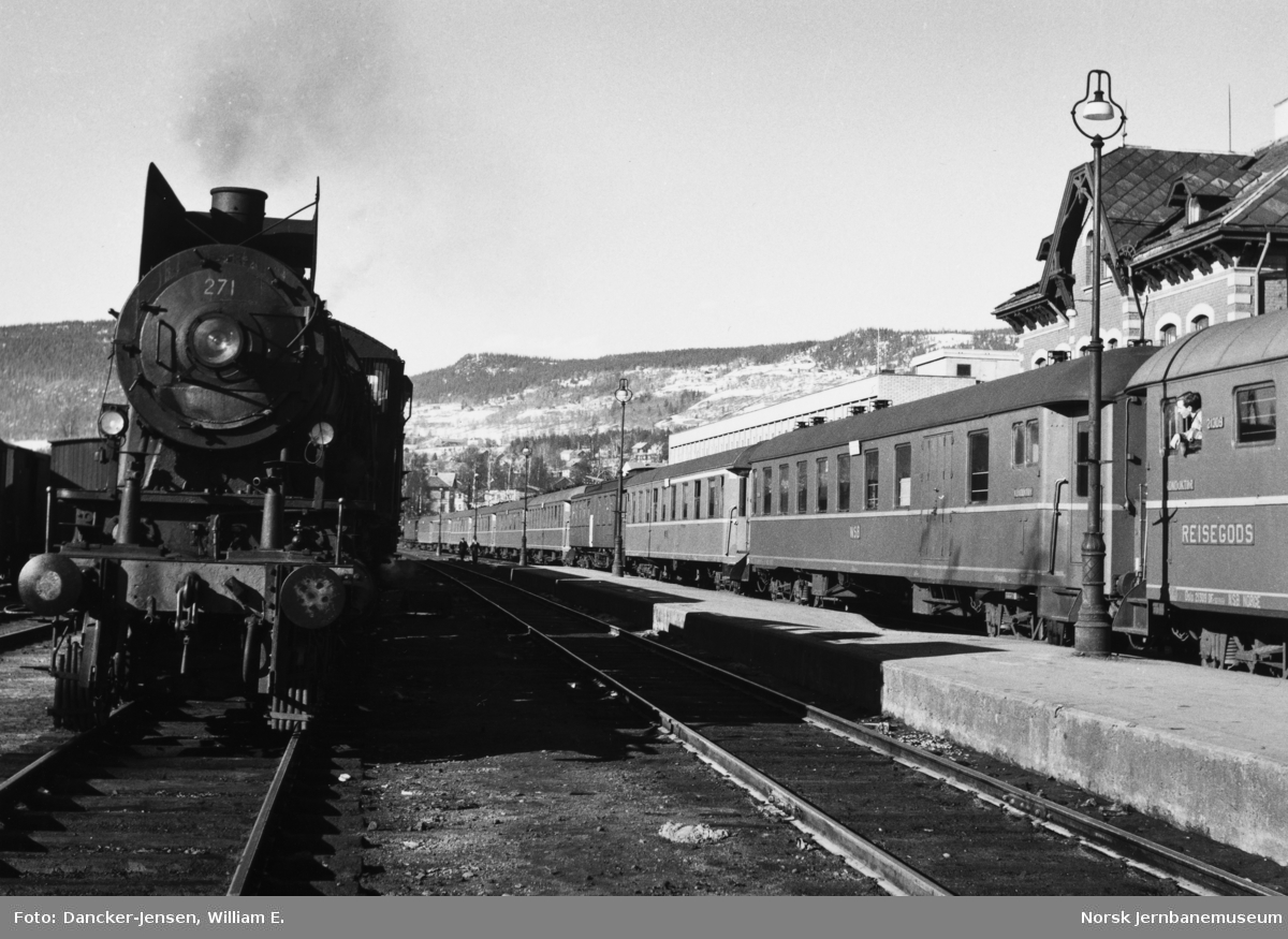 Damplokomotiv type 30a nr. 271 foran persontog 318 i spor 3 på Lillehammer stasjon, med sørgående daghurtigtog 402 i spor 1