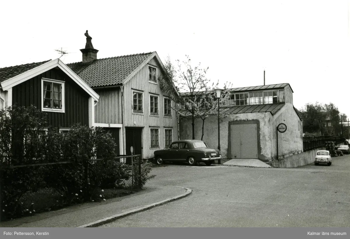 Bostadshus i träpanel och en bil i kvarter Laxöringen 21 på Norra Malmgatan.