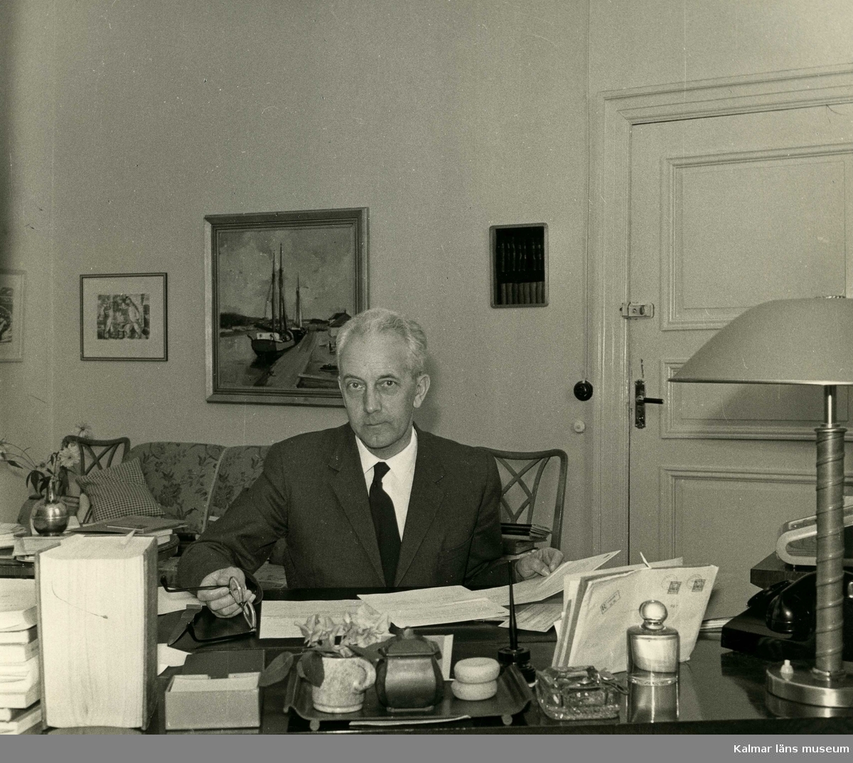 Per-Otto Hainer, född 1905. Häradshövding i Tjust 1953. Foto 1959 i ämbetsrummet i Gamleby tingshus.
Foto & copyright I. Sjöberg, Västervik, 1959.