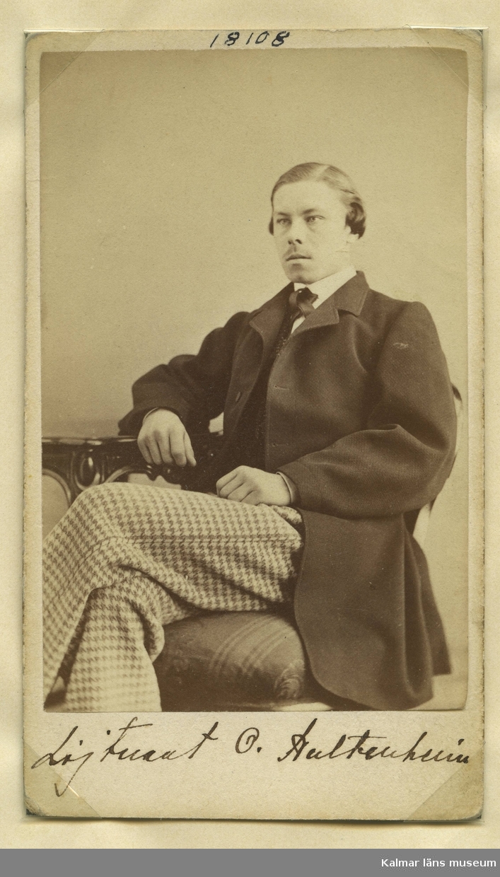 Johan Oscar Wilhelm Hultenheim, född 1842, död 1884. Kapten vid Kalmar regemente.
Foto: Valerius, 1860-talet.