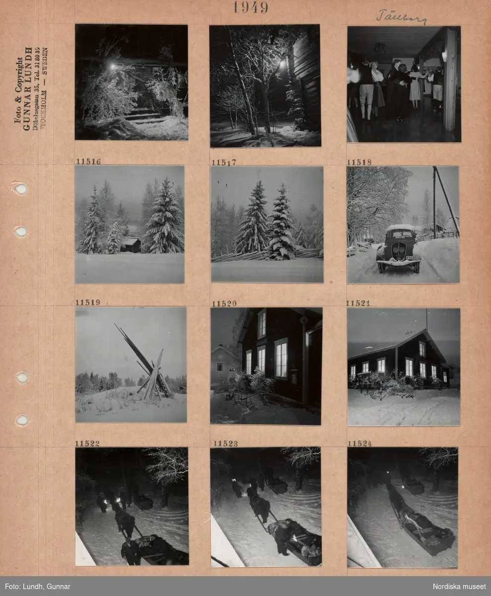 Motiv: Tällberg, förstukvist med belysning i snö, buskar, träd vid husknut i snö, dansande par klädda i festkläder och folkdräkt, liten timmerbyggnad mellan snöiga träd, snöig bil på väg, trägärdsgårdar, ihopställda hässjestörar i snö, husgavel med text "MISSIONSHUS" med sparkstöttingar och cykel i snödriva framför, offentlig anslagstavla utomhus framför byggnad med upplysta fönster, hästdragna slädar med passagerare, tända facklor.