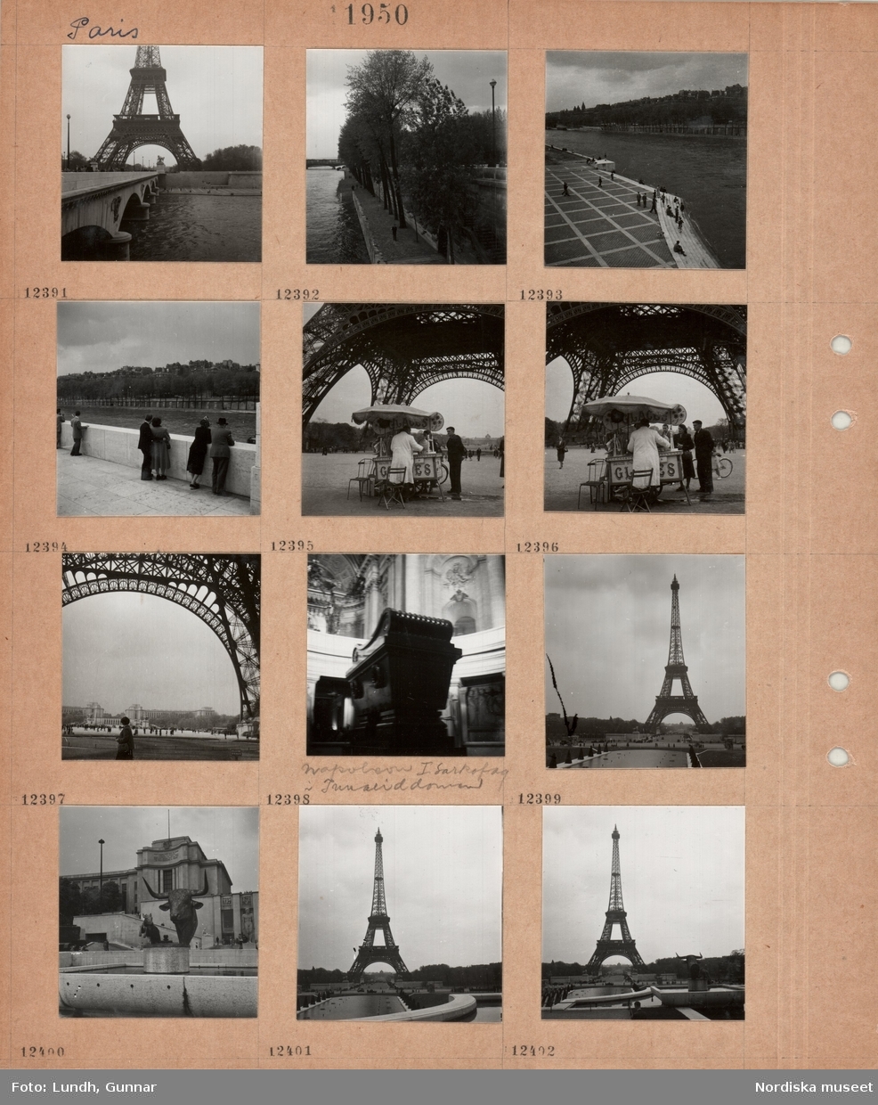 Motiv: Paris, bro över floden Seine, i bakgrunden Eiffeltornet, strandpromenad längs flod, träd, kaj med trappa, gående och personer som sitter på trappan, personer lutar sig mot balustrad vid floden, glassförsäljning vid foten av Eiffeltornet, vy från Eiffeltornets fot mot stor byggnad bakom öppen plats, interiör kyrka, Napoleons grav i Invaliddomen, Eiffeltornet, damm med skulpturer, tjurhuvud.