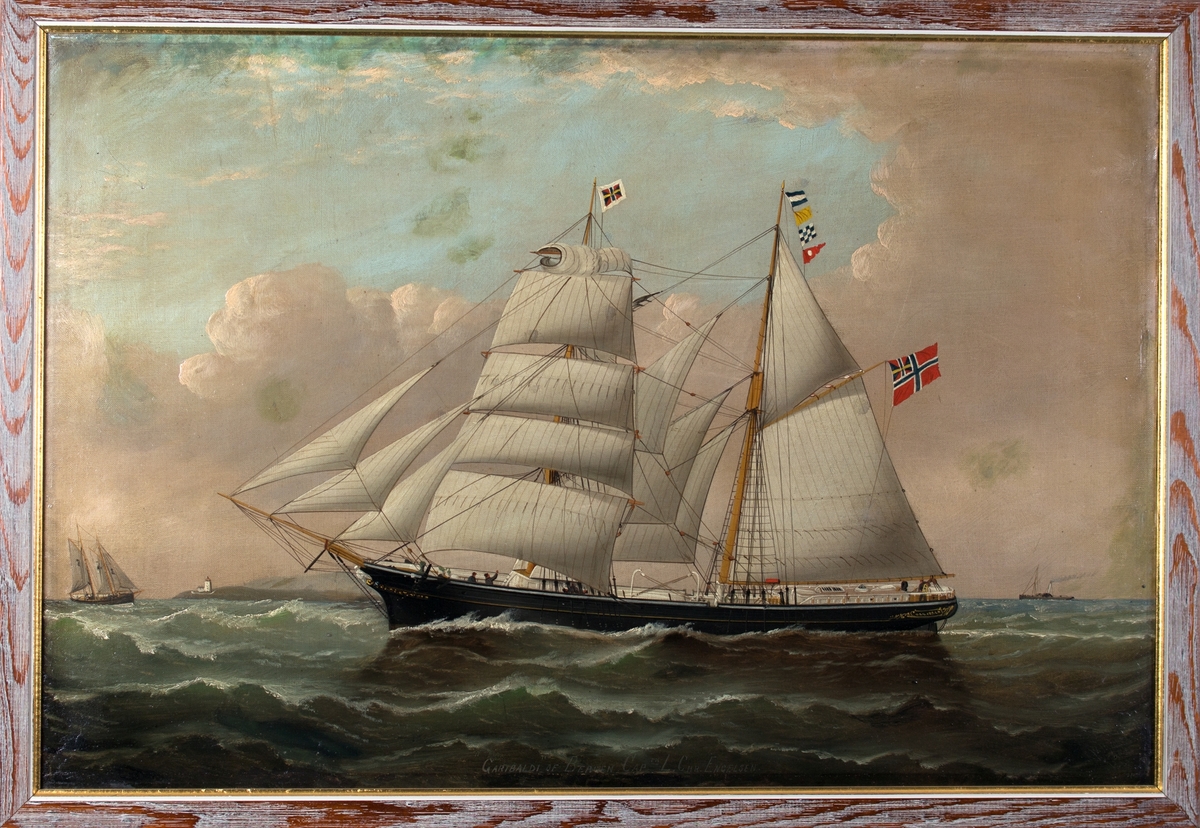 Skipsportrett av skonnertbrigg GARIBALDI med full seilføring. I fortoppen unionsmerket norge-sverige, signalflagg med bokstaaver JQNC og unionsflagg på aktermast. I bakgrunnen sees et fyrtårn og en losskute, og til høyre et dampskip.